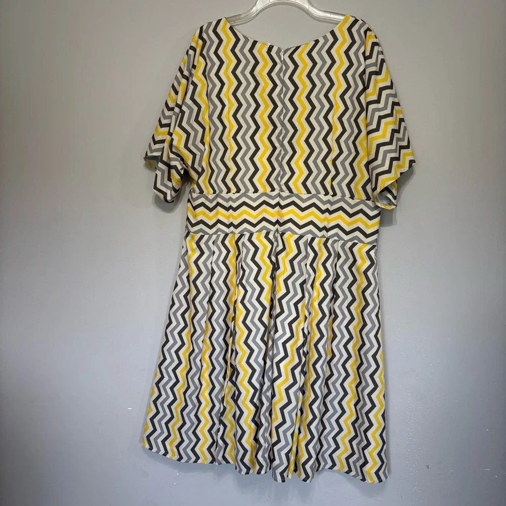 Chevron print‎ crepe banded empire dress